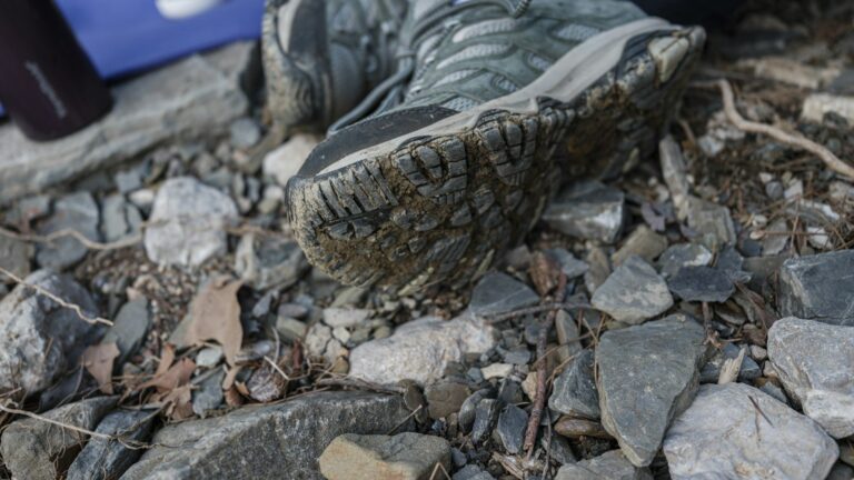 Verschmutzter Schuh auf nassem Untergrund – was beim Einsteigen in den Fussraum gelangt